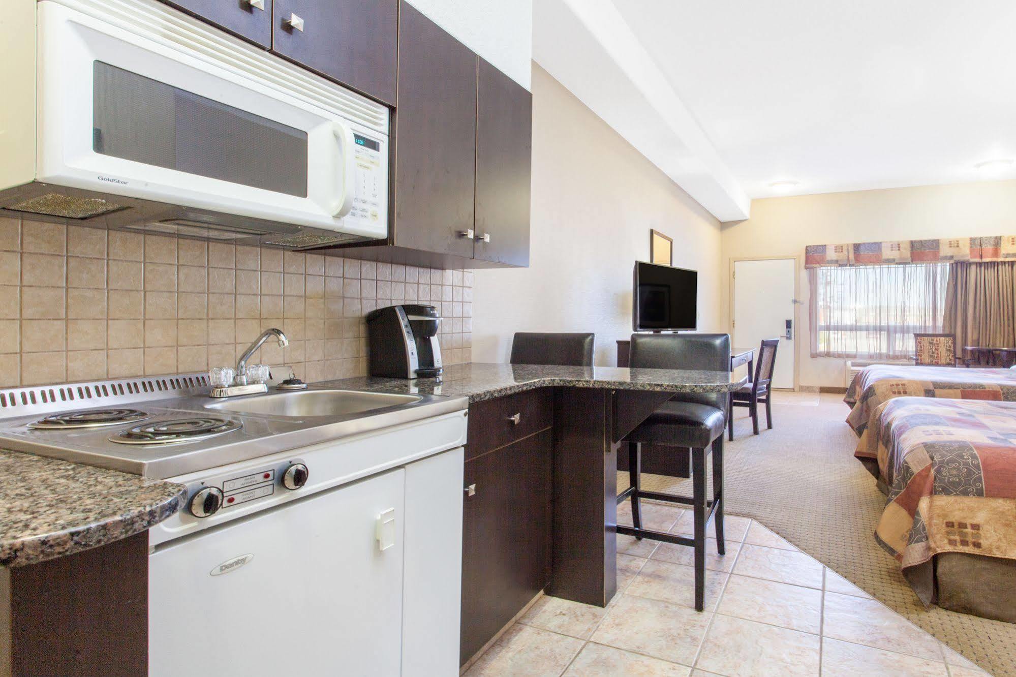 Ramada By Wyndham Drayton Valley Экстерьер фото