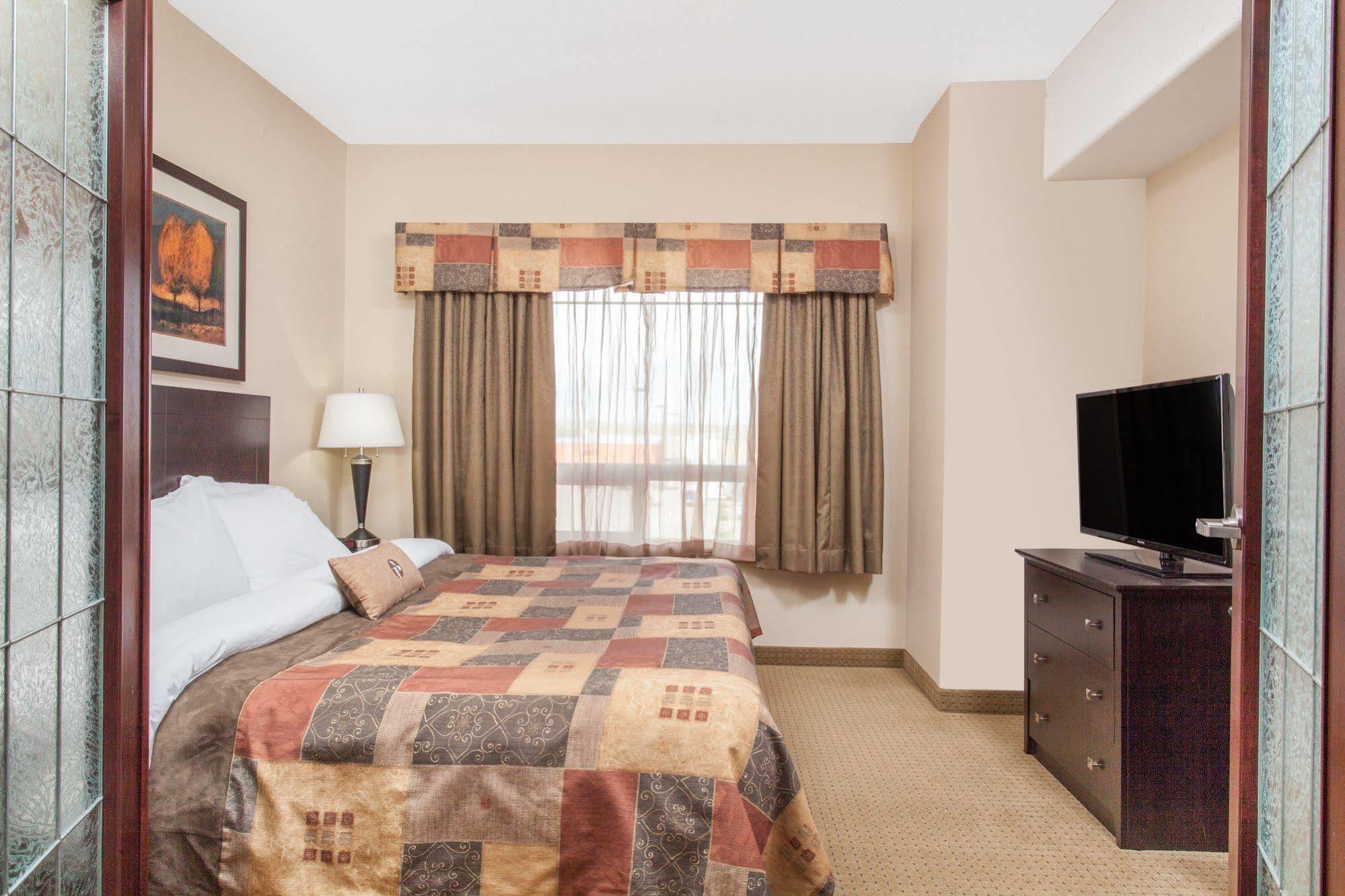Ramada By Wyndham Drayton Valley Экстерьер фото
